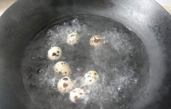 煮鹌鹑蛋应该凉水下锅,还是开水下锅?很多人不懂,煮的都是烂的休闲区蓝鸢梦想 - Www.slyday.coM 煮鹌鹑蛋应该凉水下锅,还是开水下锅?很多人不懂,煮的都是烂的休闲区蓝鸢梦想 - Www.slyday.coM