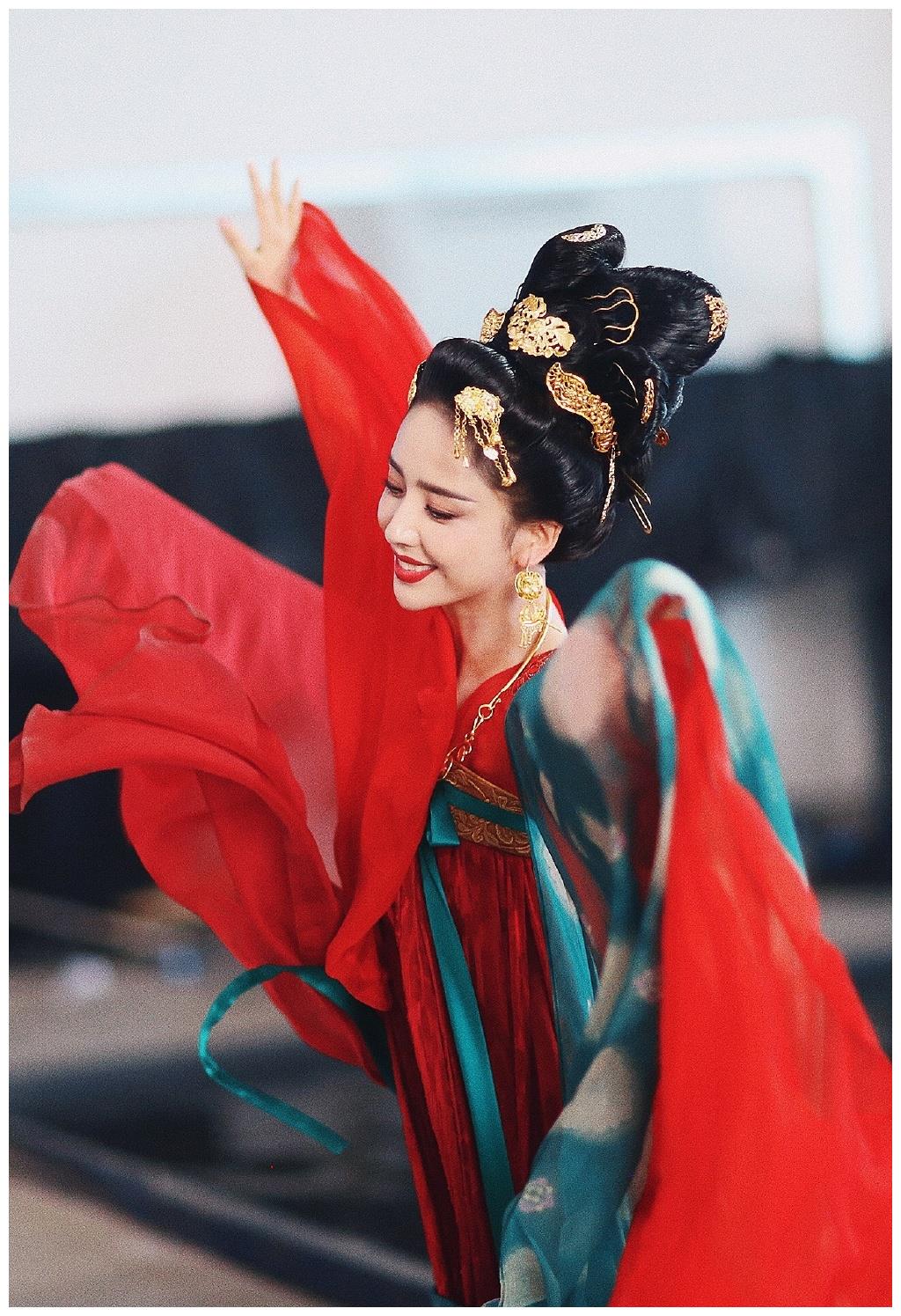 佟丽娅大唐战舞唯美古装图片,一袭华衣,一曲舞蹈,道尽大唐繁华,共谱