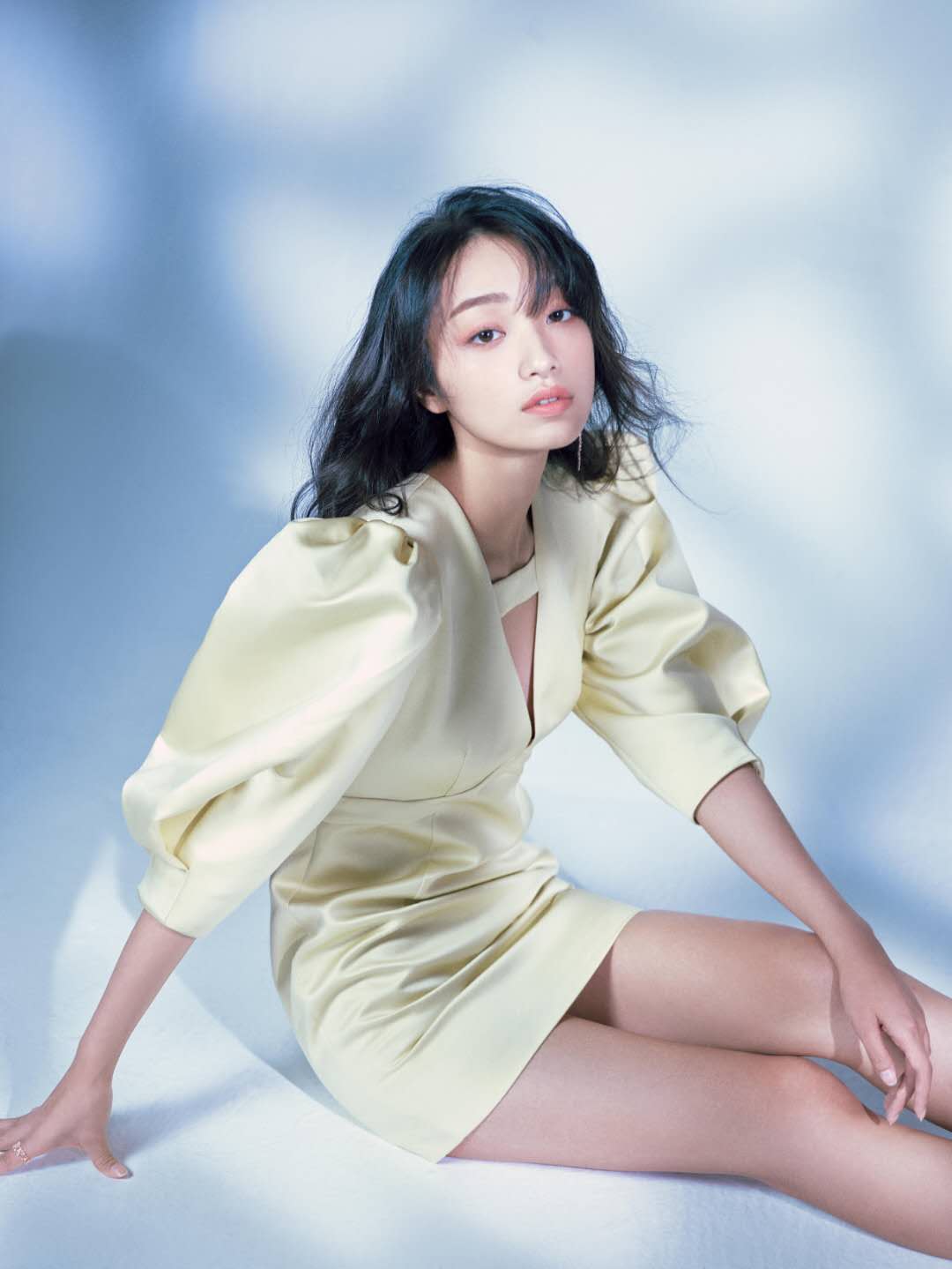 索朗美淇生日大片曝光 香槟色连衣裙演绎全新风格|心动的瞬间|索朗|香