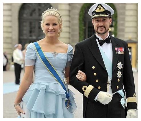 挪威王储夫妇合体！梅特王妃长发披肩笑容甜，二婚嫁哈康被宠上天