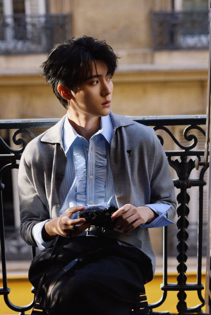 周翊然巴黎男装周分享男生出片姿势，双手插兜也超有范