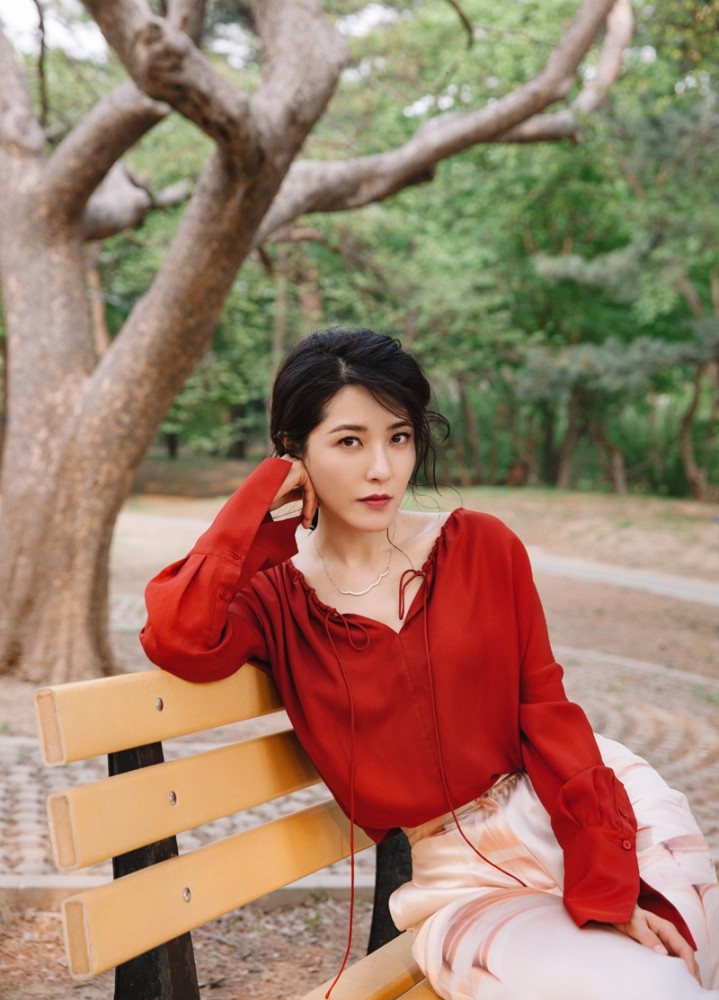 "最美中戏校花"曾黎,豹纹印花裙波浪卷现身,43岁美出新高度