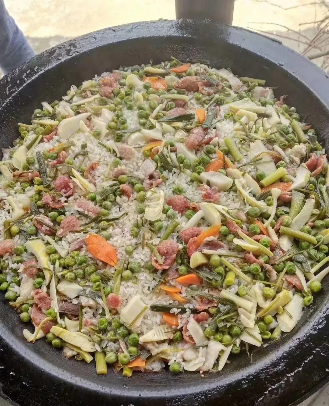 野火饭,顾名思义,就是在野外升火做的饭,据说是