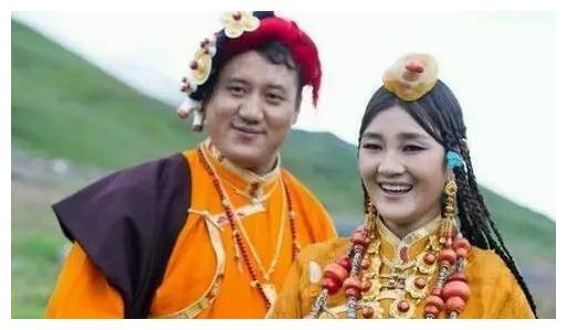 降央卓玛三个孩子罕见现身,老公在央视担任公职,背景不容小视|央视