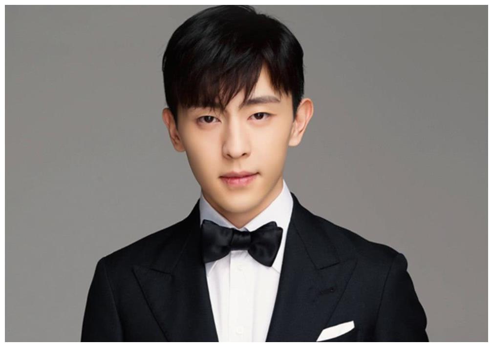 顶流男明星的童年照片,邓伦和蔡徐坤变化最大,最帅的竟然是杜江