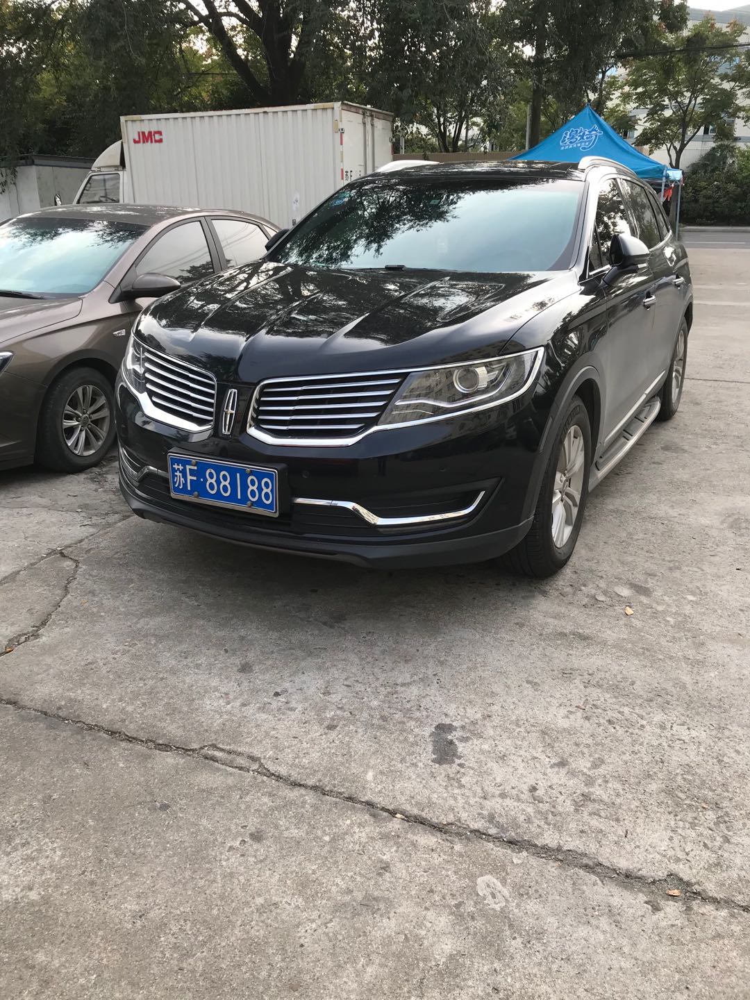 南通港闸区街头实拍车牌靓号"88188",挂在林肯mkx上很般配!