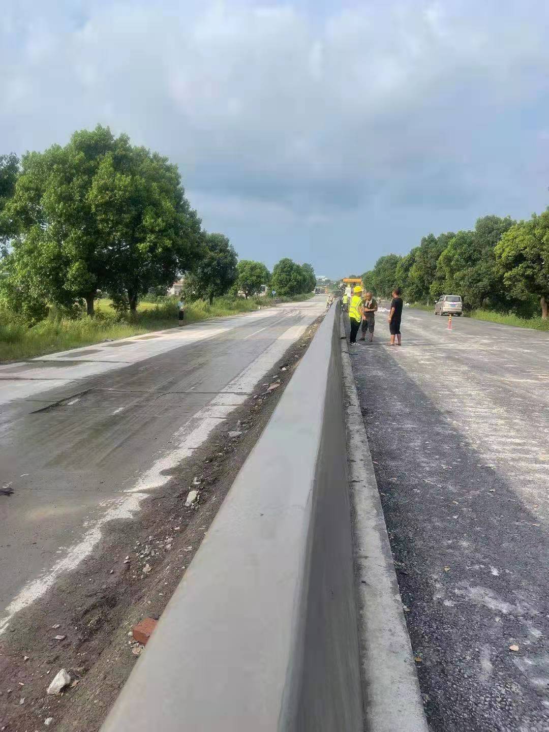 硬路肩滑模机施工