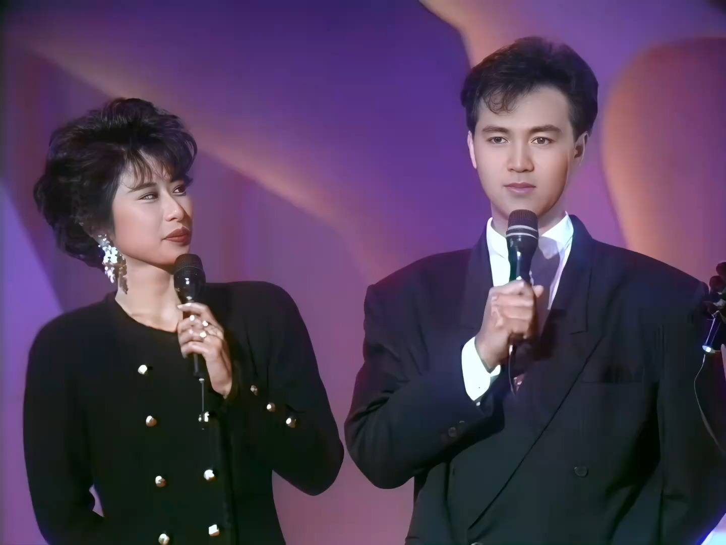 那一年他们风华正茂：童安格叶倩文互赞并合唱同一旋律国粤语歌！