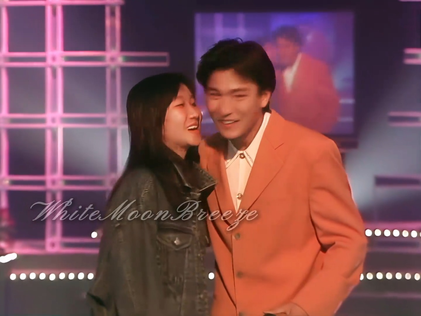 那一年他们风华正茂：华仔被美女歌迷吻了，感觉好甜蜜！