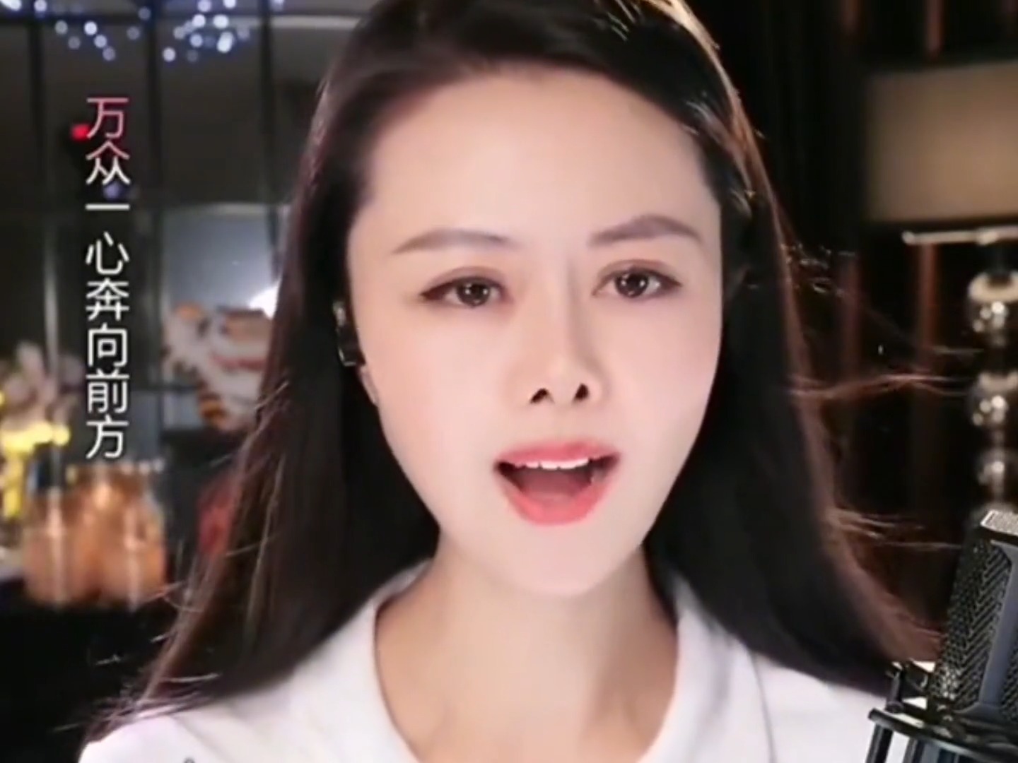 火爆全网的王佳佳慷慨激昂演唱《复兴的力量》铭记历史，吾辈自强