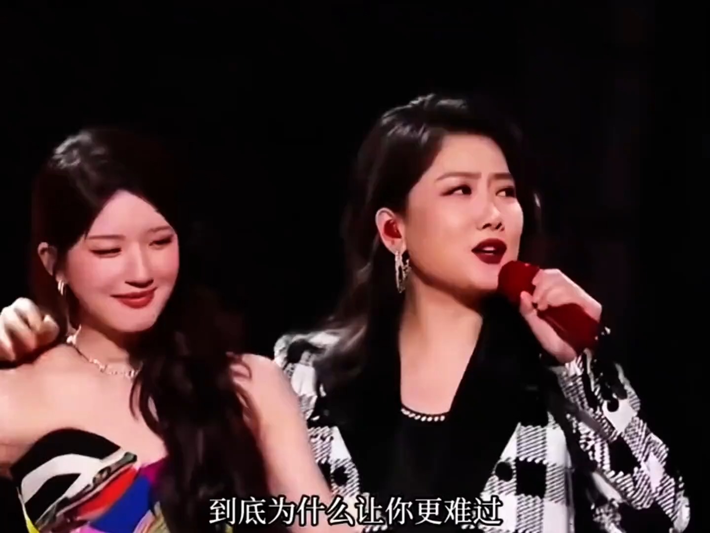 赵露思携手凤凰传奇唱响《全是爱》，热度狂飙