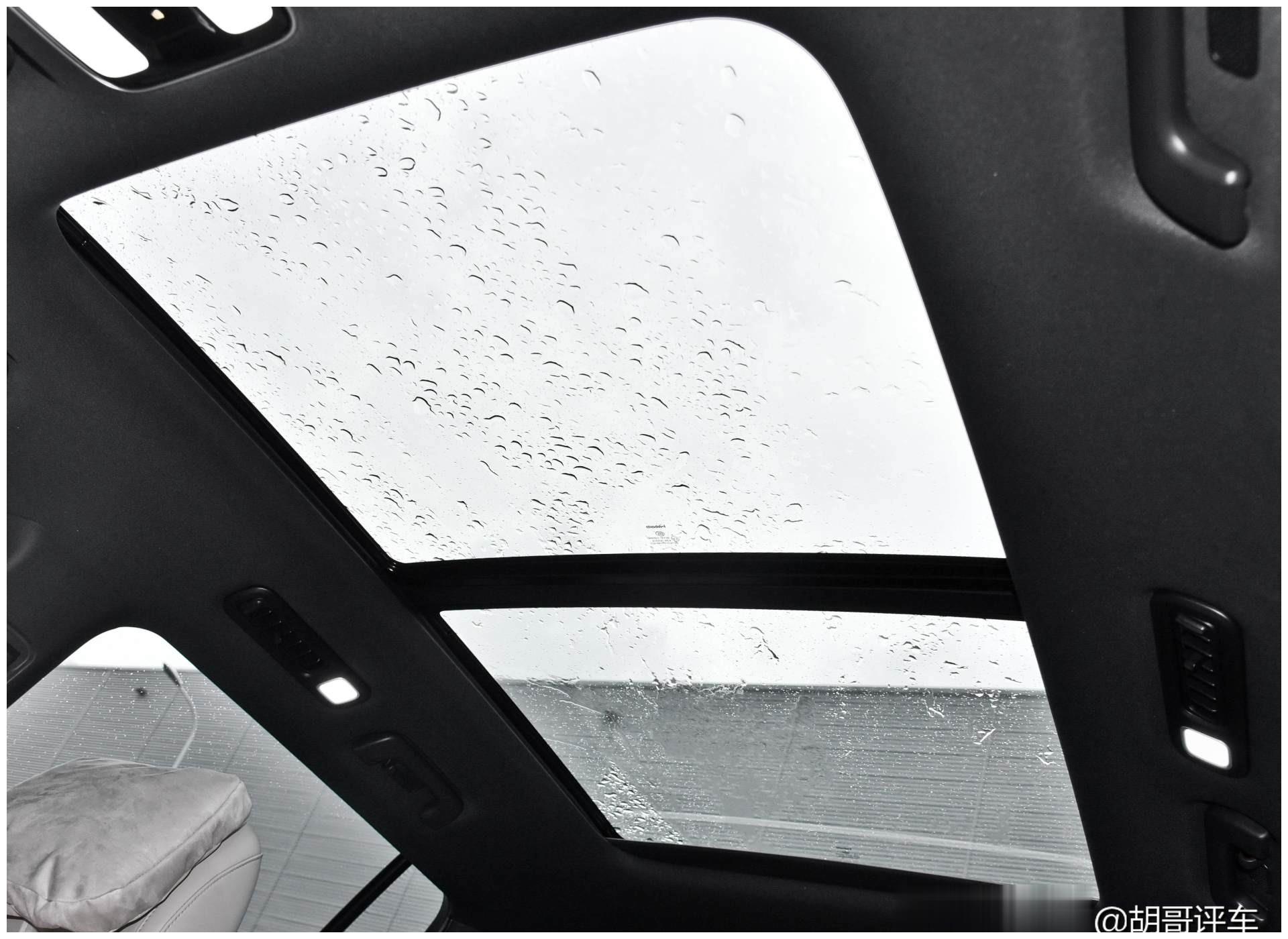 该车配备可开启全景天窗,面积较大,显著增加了车内通透性,后排乘客的