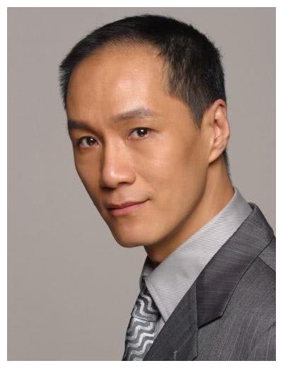 全国人大代表冯远征老师在"两会"媒体见面会上表示:现在有一些年轻