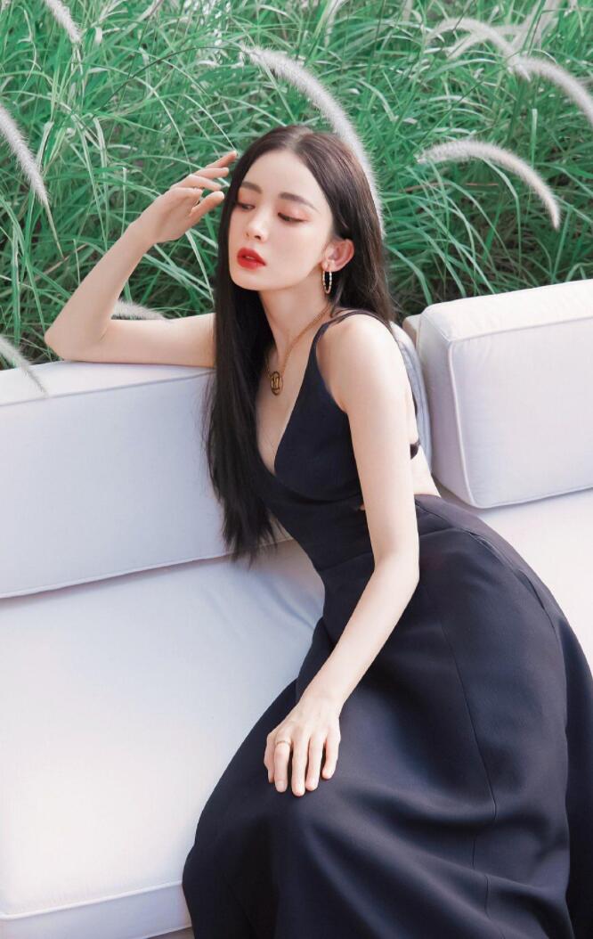 古力娜扎黑色镂空吊带裙造型太美艳动人了