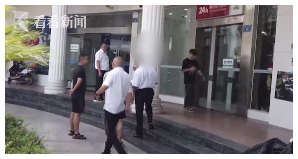 谜之操作！贵州一男子用真钱造假币把自己送进看守所休闲区蓝鸢梦想 - Www.slyday.coM