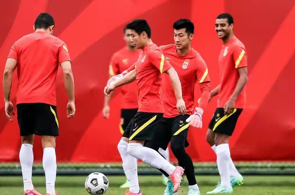 阿联酋嫌弃国足水平低拒绝与国足热身,转身就邀请越南与其热身赛
