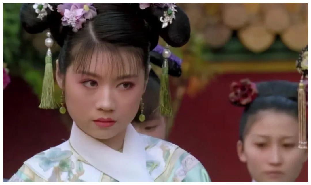 甄嬛传:青樱被甄嬛训斥时,敬太妃为何在一旁偷笑?原来被看穿了