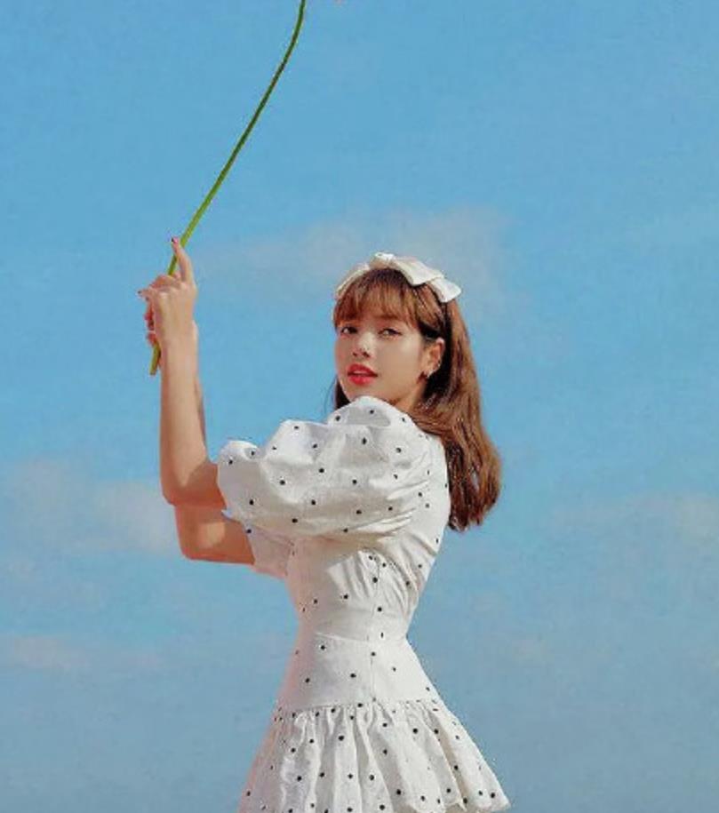 lisa六月大片出炉真实模样像芭比娃娃清新甜美少女魅力