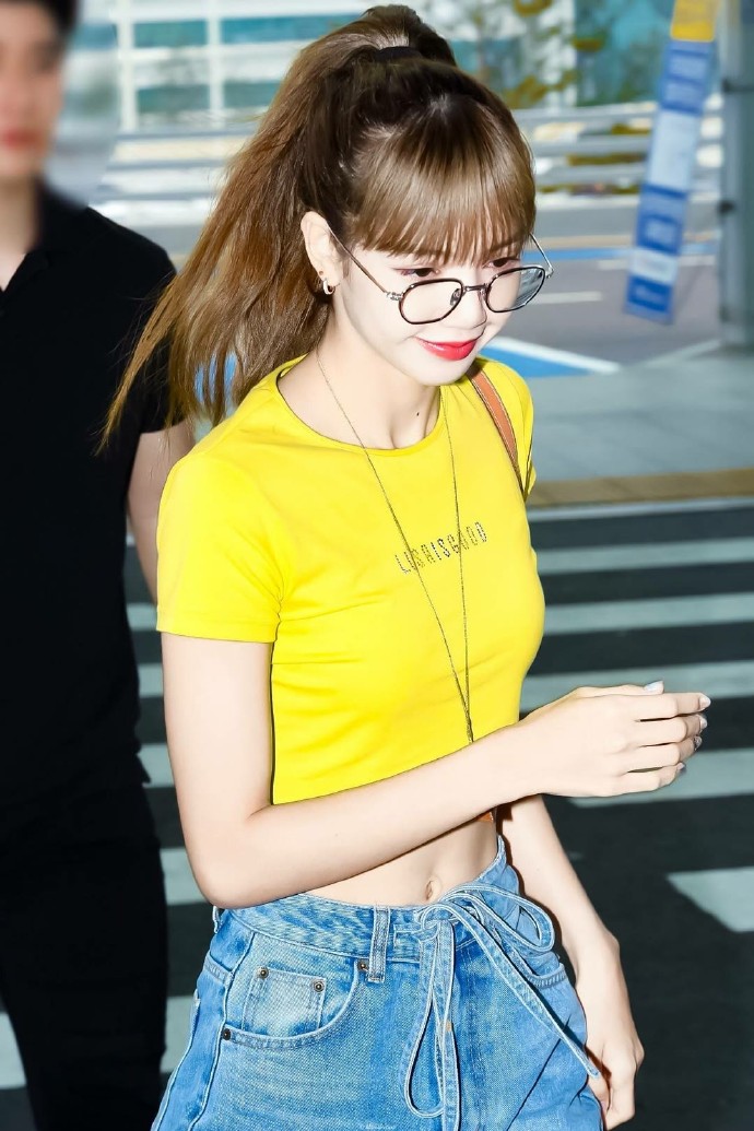 lisa绝美了!黄色t恤搭牛仔裤露出小蛮腰,羡煞旁人