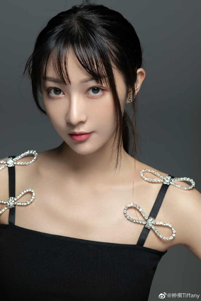 美女演员钟祺迷人写真美照好漂亮啊