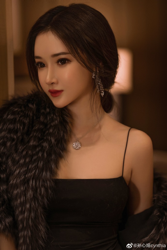 美女演员模特孙心娅迷人美照好看_高清图集_新浪网