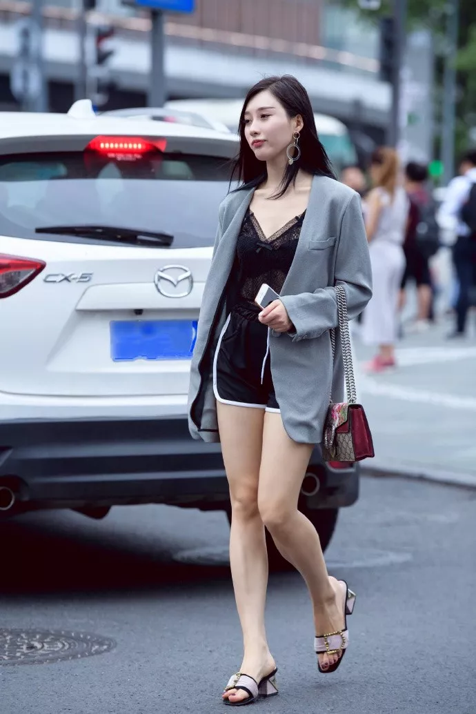街拍美女配美腿一双高跟鞋穿出完美身姿