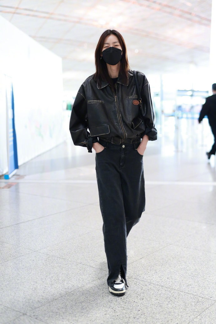 刘雯今天的机场look黑色皮衣夹克搭配同色系廓形牛仔