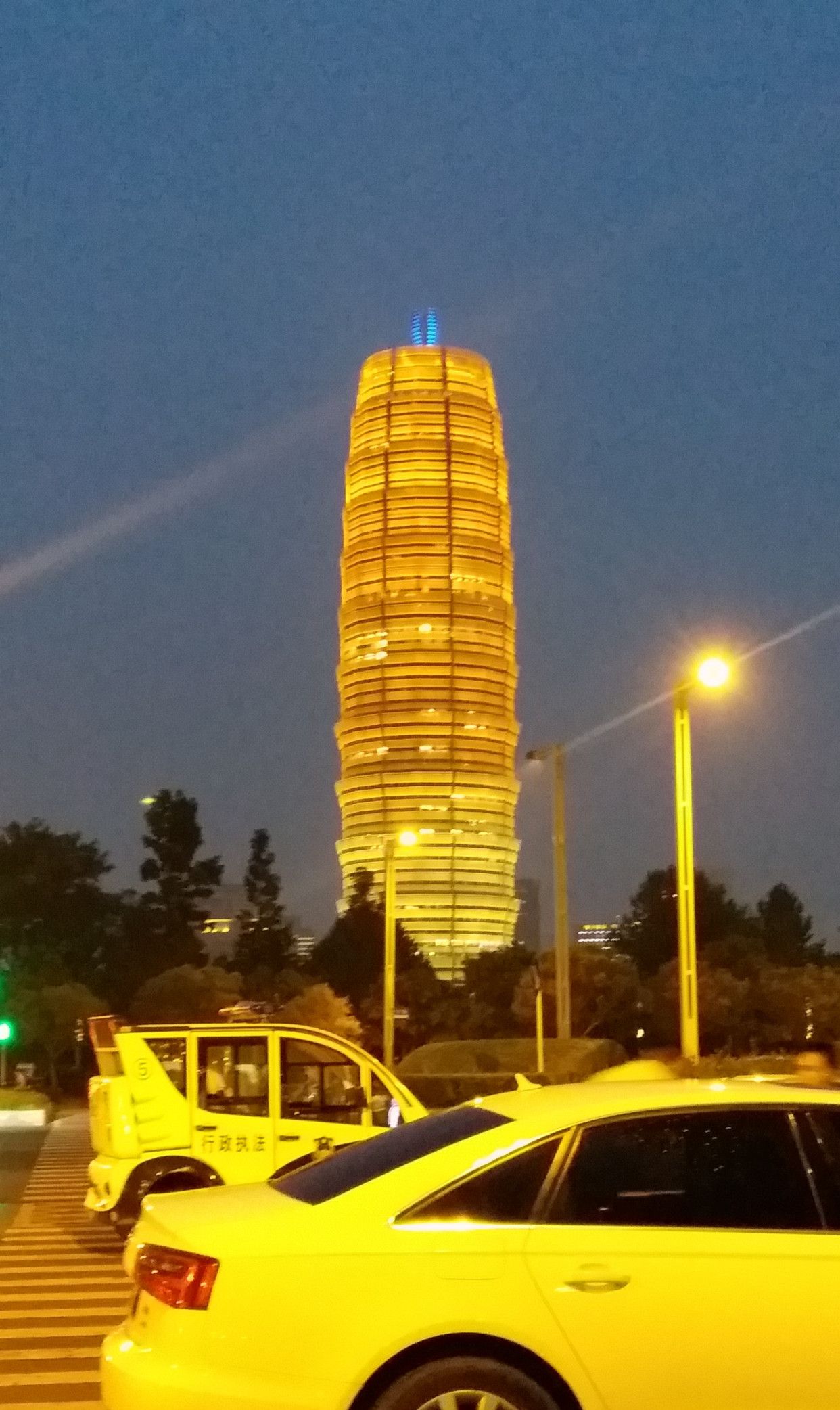 郑州国际会展中心大玉米夜景