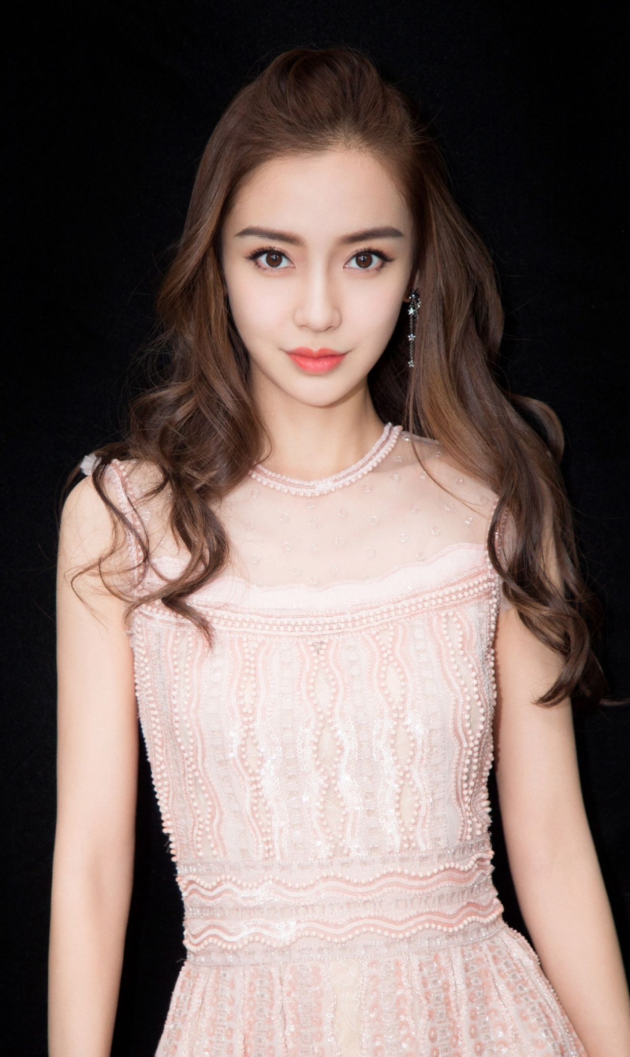 女神杨颖,俏皮呆萌的表情,光看脸蛋就很显得气质出众啊
