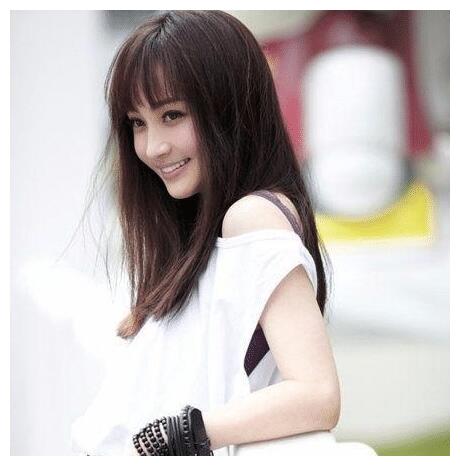 38岁姚笛与家人聚餐,梳丸子头少女感满满,与老公当街甜蜜搂抱