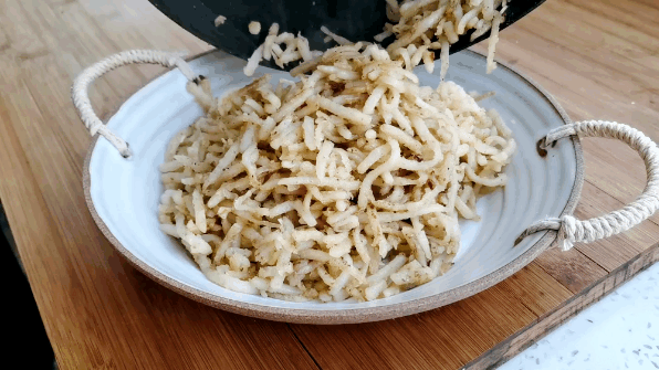 1个土豆,1碗面粉,教你做西北特色小吃"洋芋擦擦",好吃又省钱