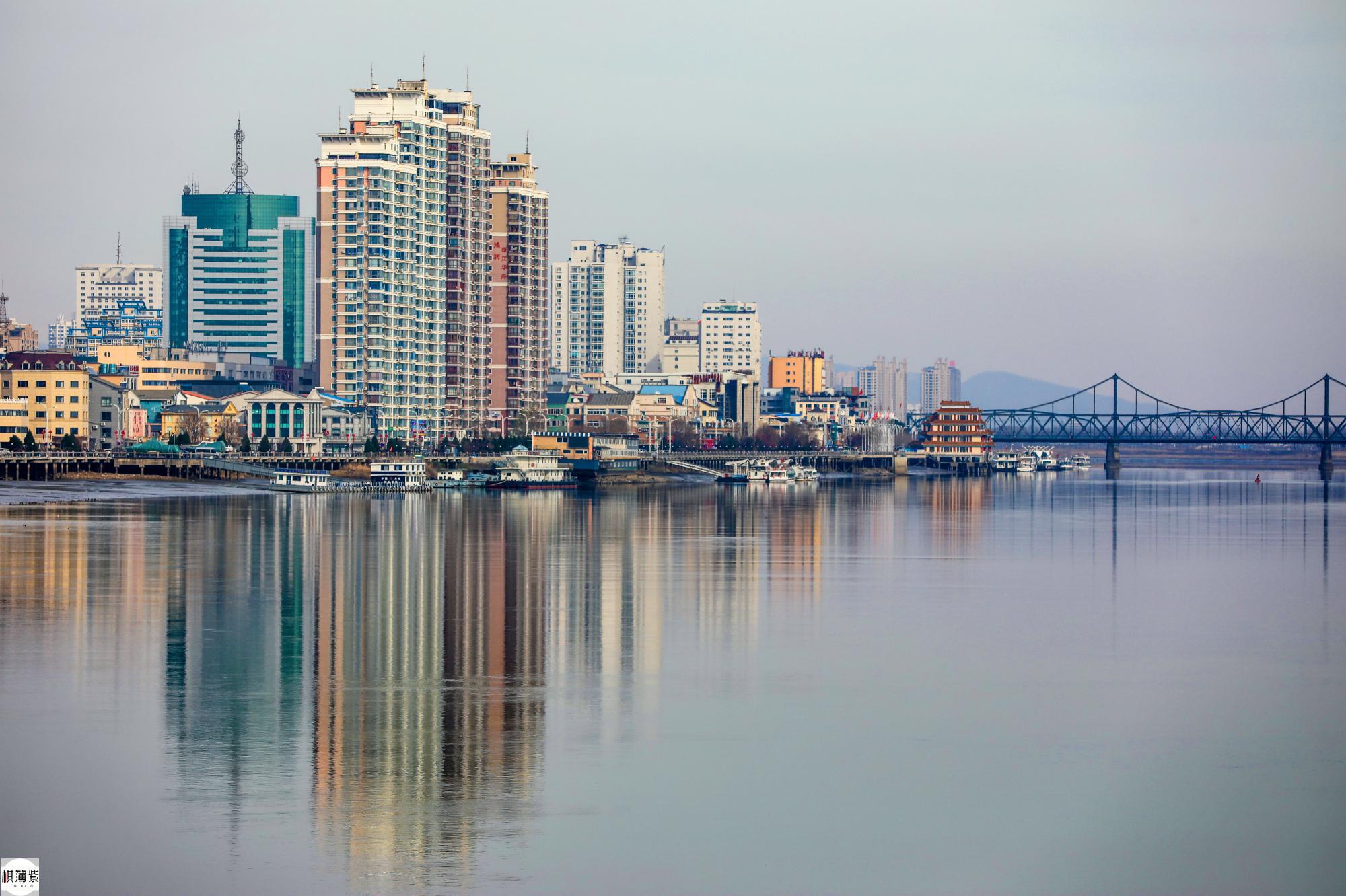 鸭绿江对岸朝鲜新义州,初冬时节太安静,欢声笑语何时闻?