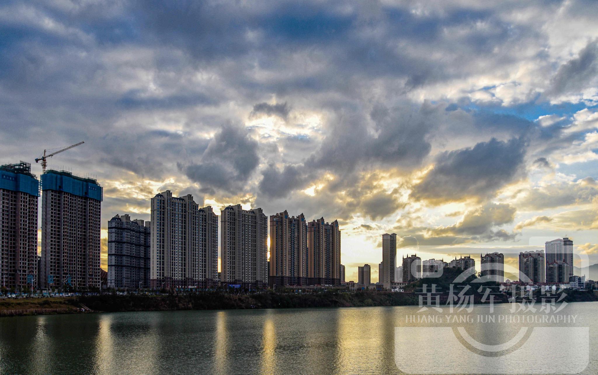 于都县美丽的城市风光,高楼拔地而起在迷人的云彩中看于都快发展