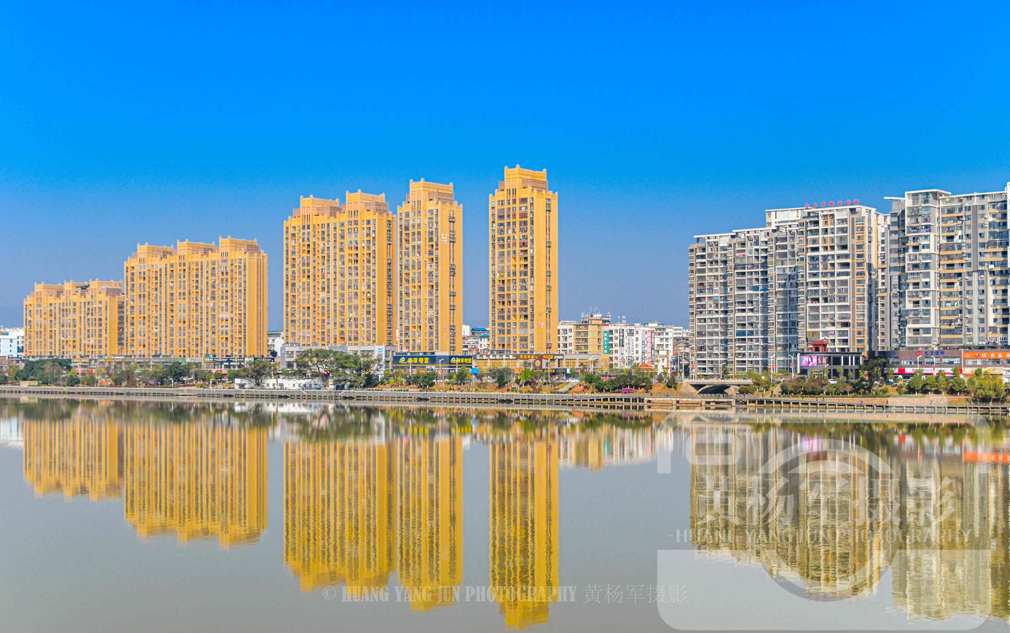 江西于都县的城市风光,高楼林立在于都河畔天空很蓝很美,看怎样
