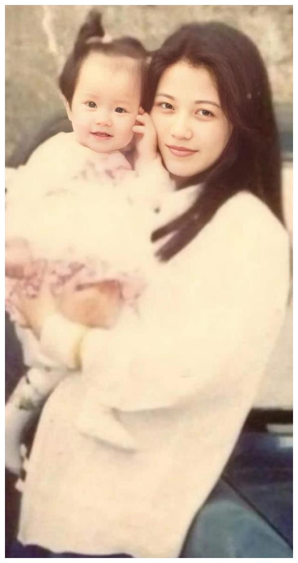 全智贤罕见童年照曝光!肉脸大眼太萌了,妈妈发量惊人撞脸袁咏仪