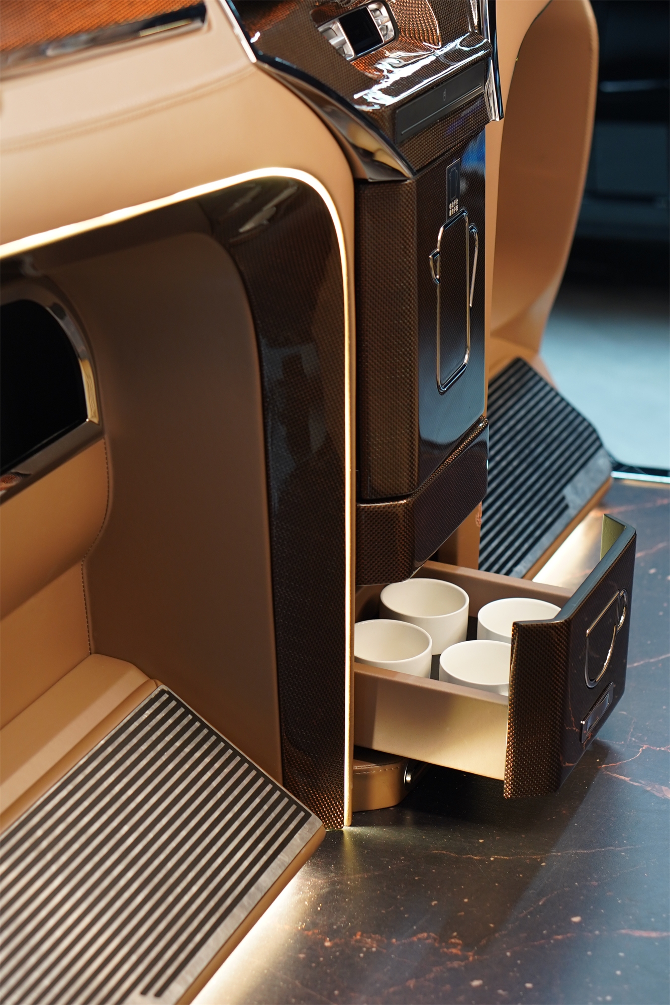 全隔断私密性强,多功能吧台实现咖啡茶饮自由-新浪汽车