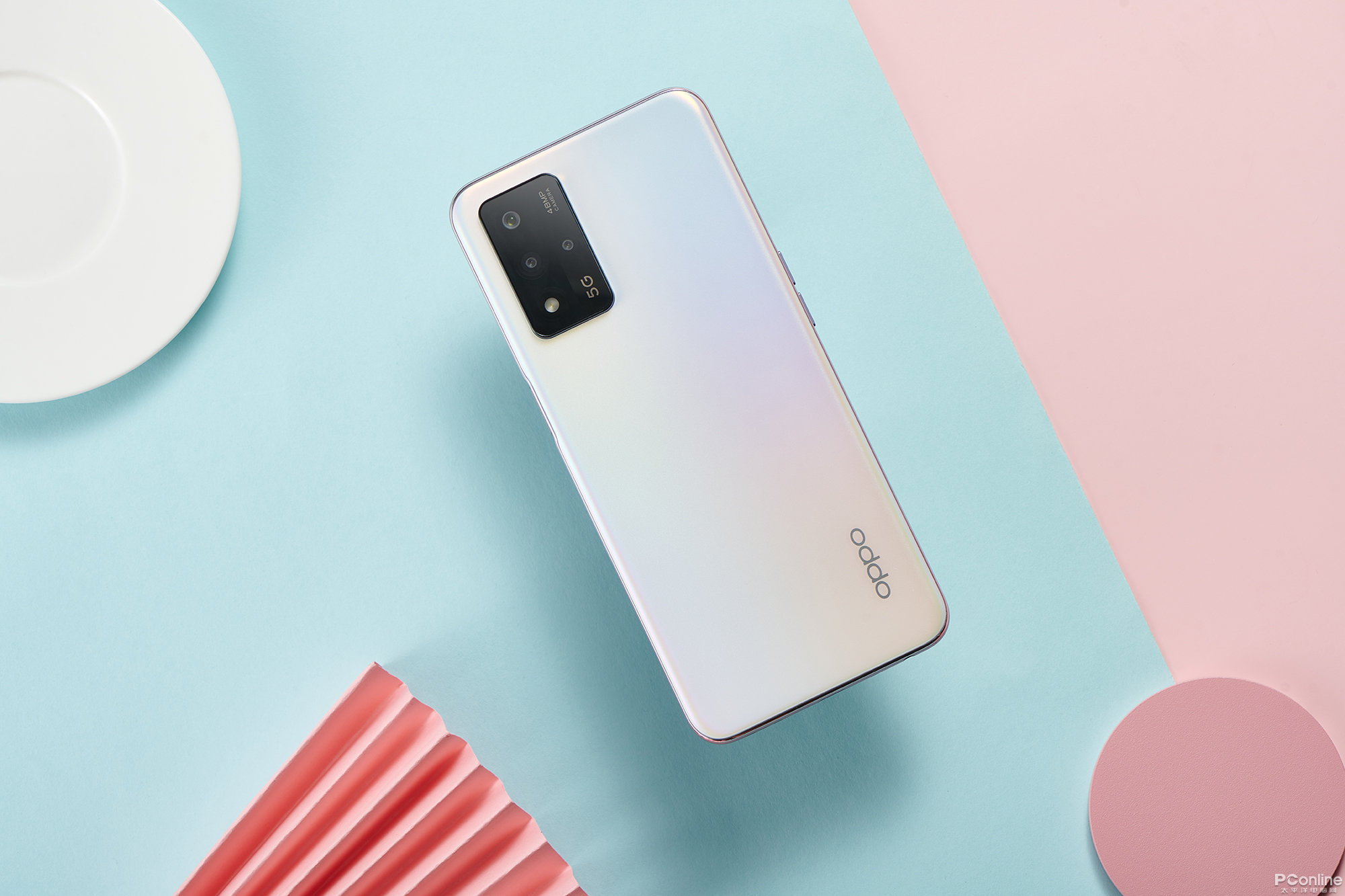 的流光晶钻工艺,上百万个闪光晶钻在后盖上熠熠生光,如星河璀璨般闪耀