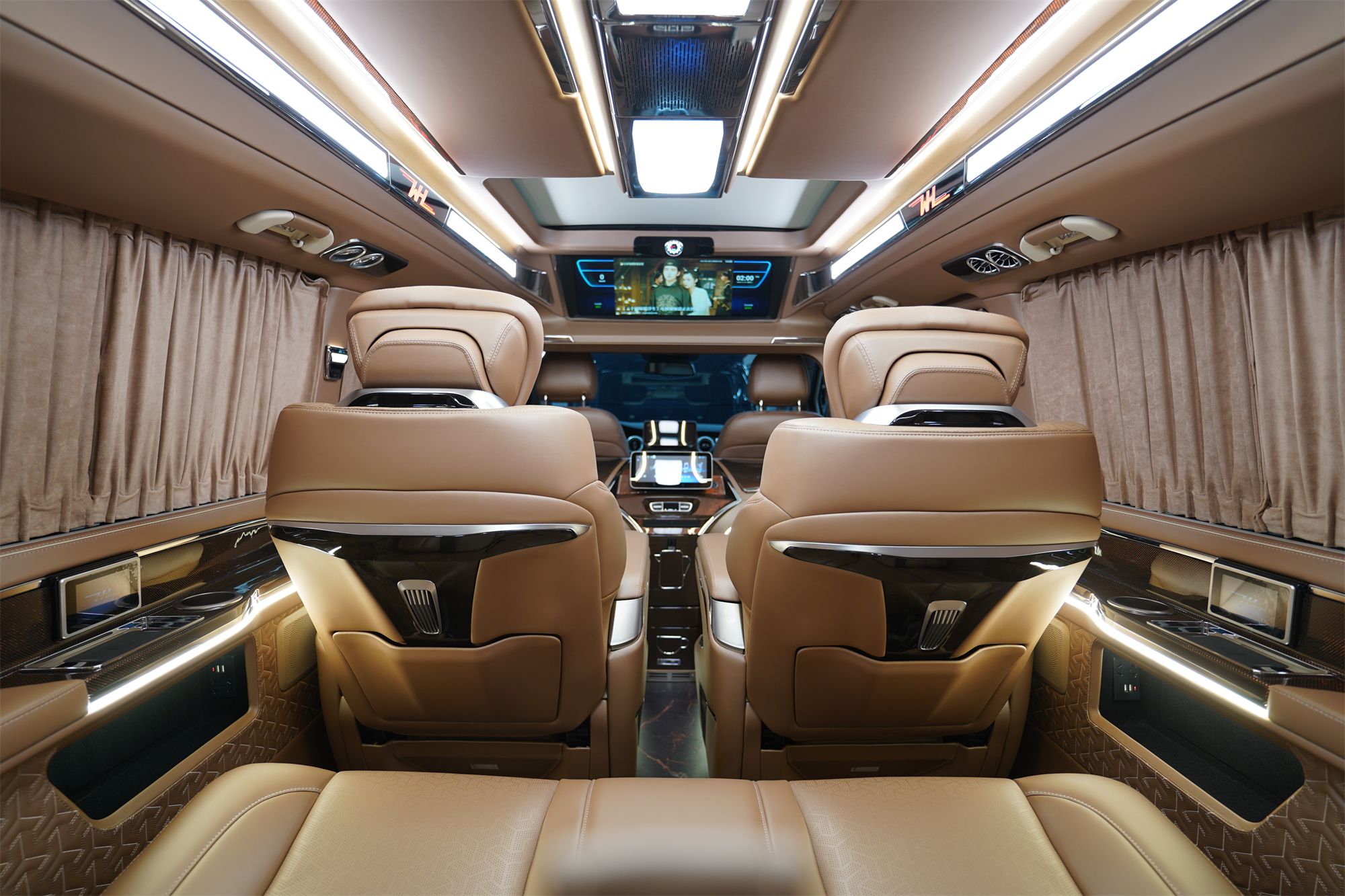 全隔断私密性强,多功能吧台实现咖啡茶饮自由-新浪汽车