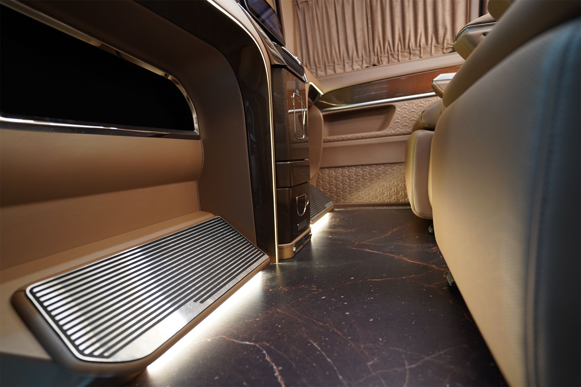 全隔断私密性强,多功能吧台实现咖啡茶饮自由-新浪汽车