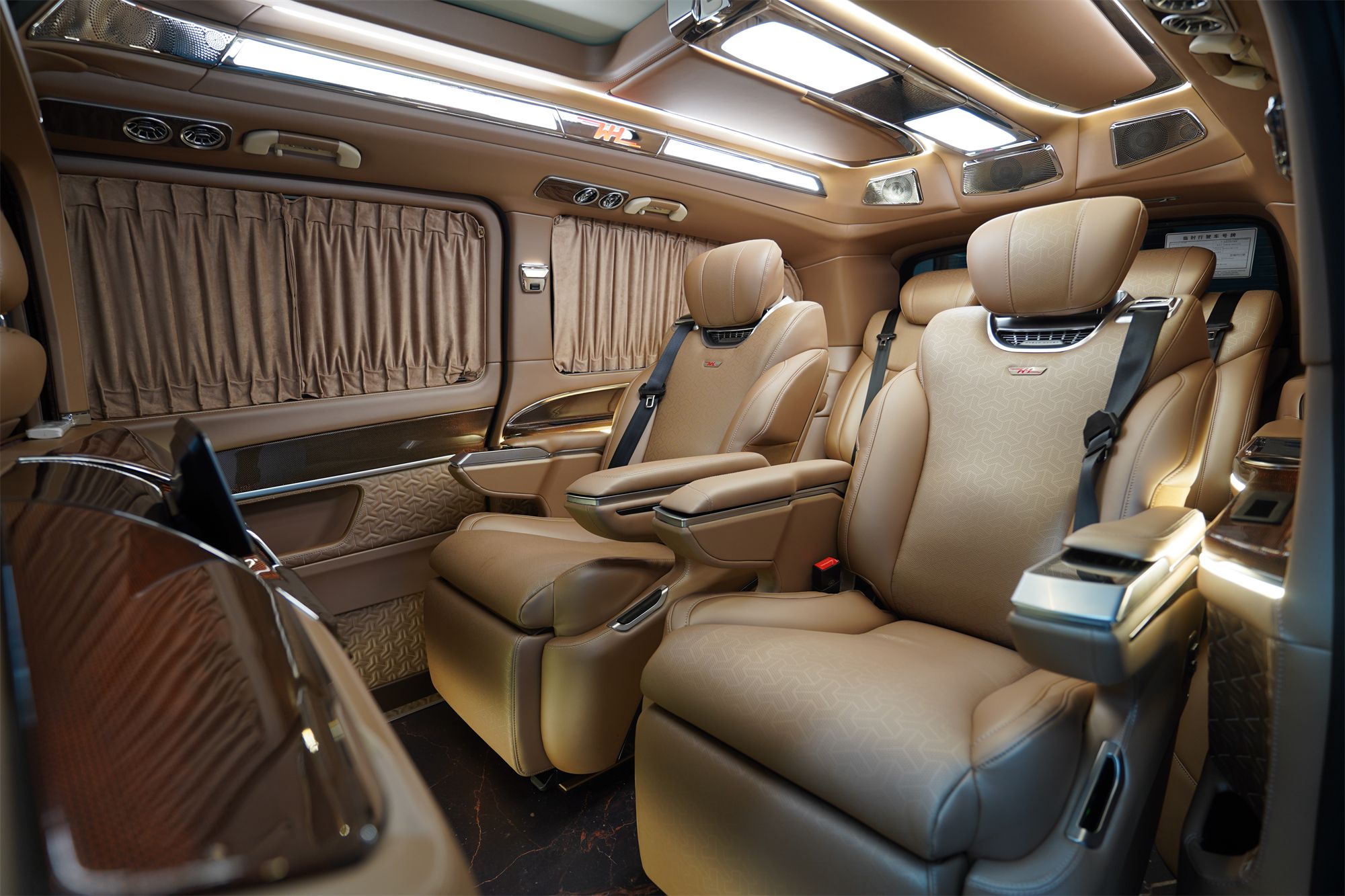 奔驰新款保姆车全隔断私密性强多功能吧台实现咖啡茶饮自由