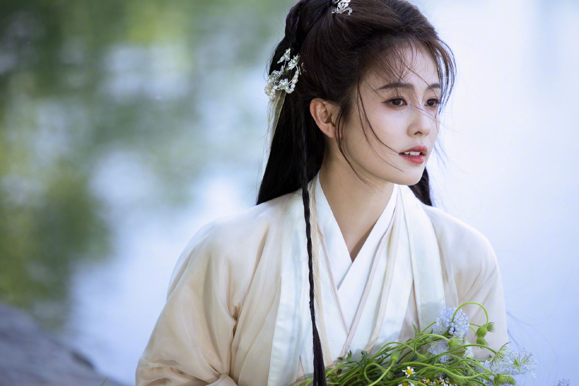 白鹿是仙女下凡吧?穿古装拍古风写真,置身湖边宛如温柔大小姐|白鹿|古