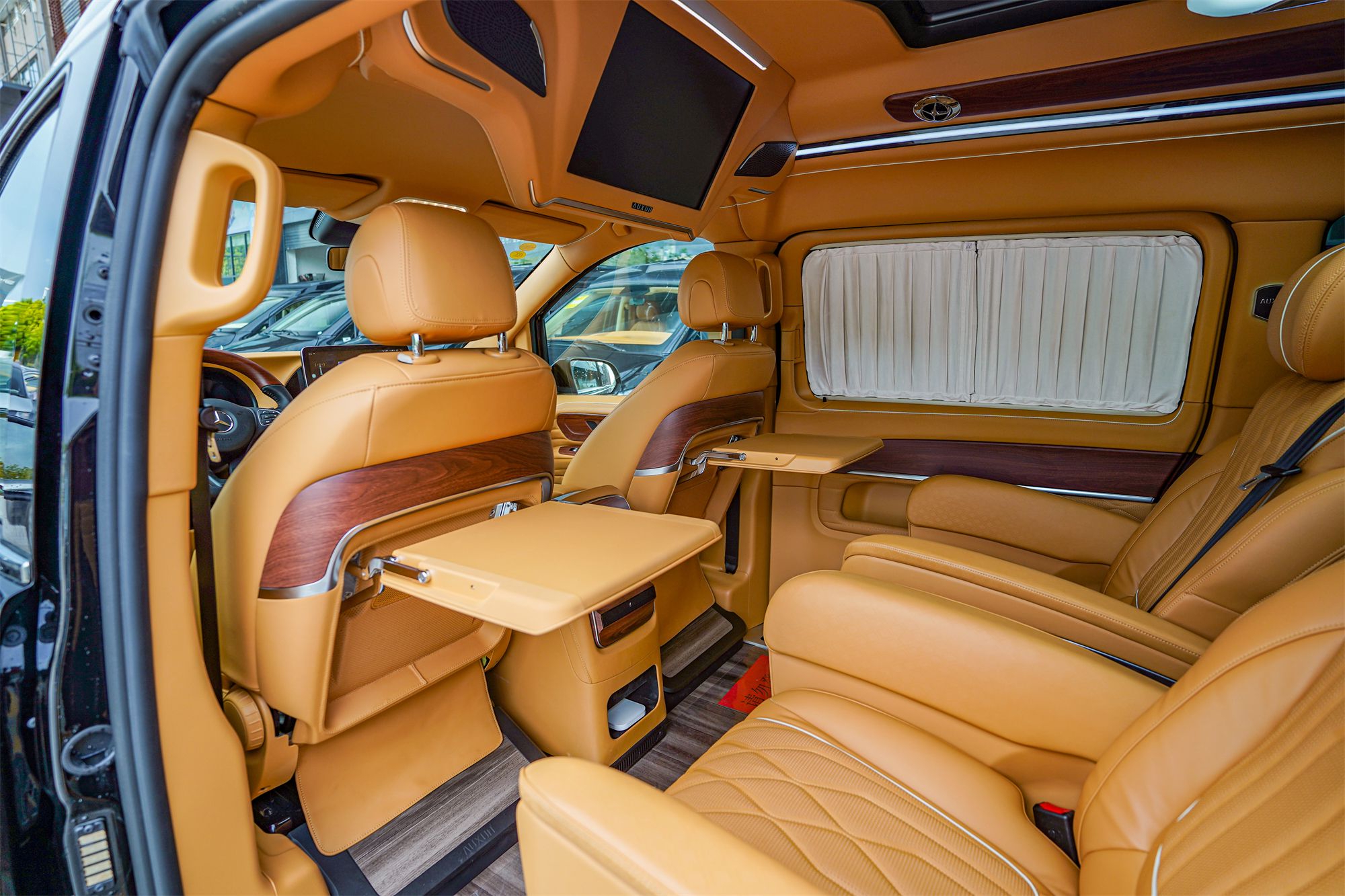 60多万提奔驰高顶7座商务车,宾利黄豪华内饰,百万既视感!-新浪汽车