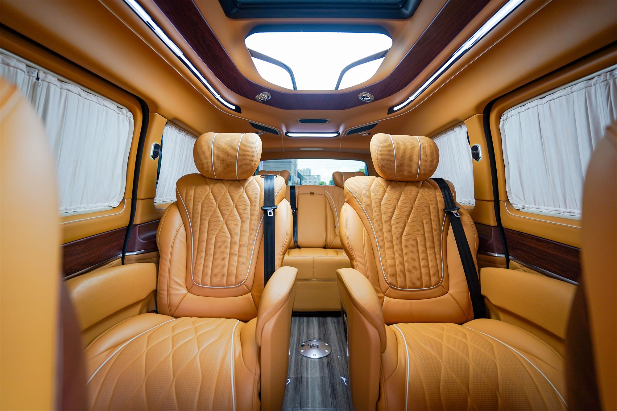 60多万提奔驰高顶7座商务车宾利黄豪华内饰百万既视感