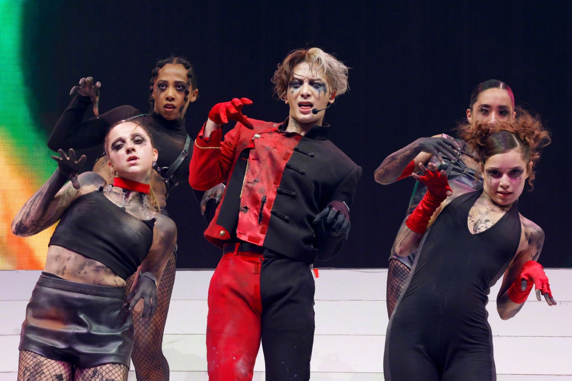 王嘉尔科切拉音乐节舞台造型太炸裂了__财经头条