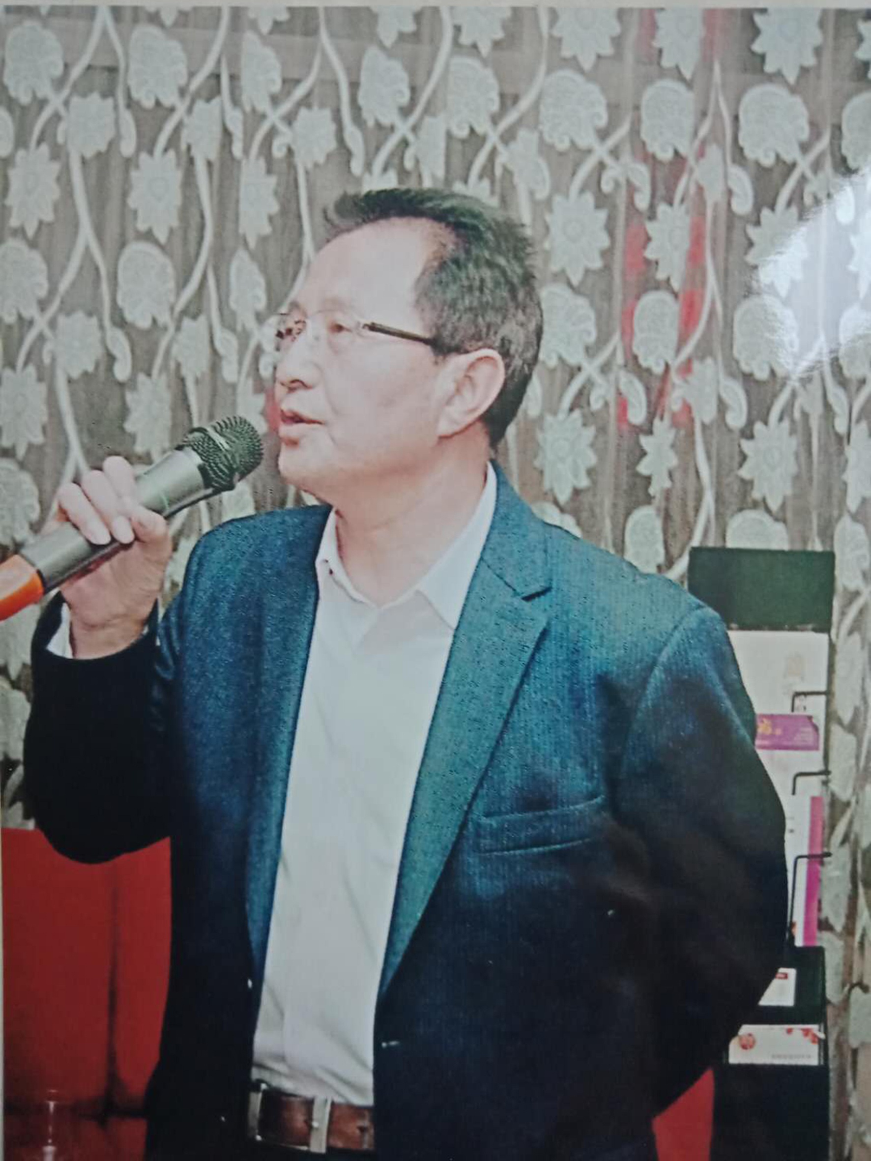 西北美术教师刘文忠宁愿清贫守大漠用笔浇开向阳花