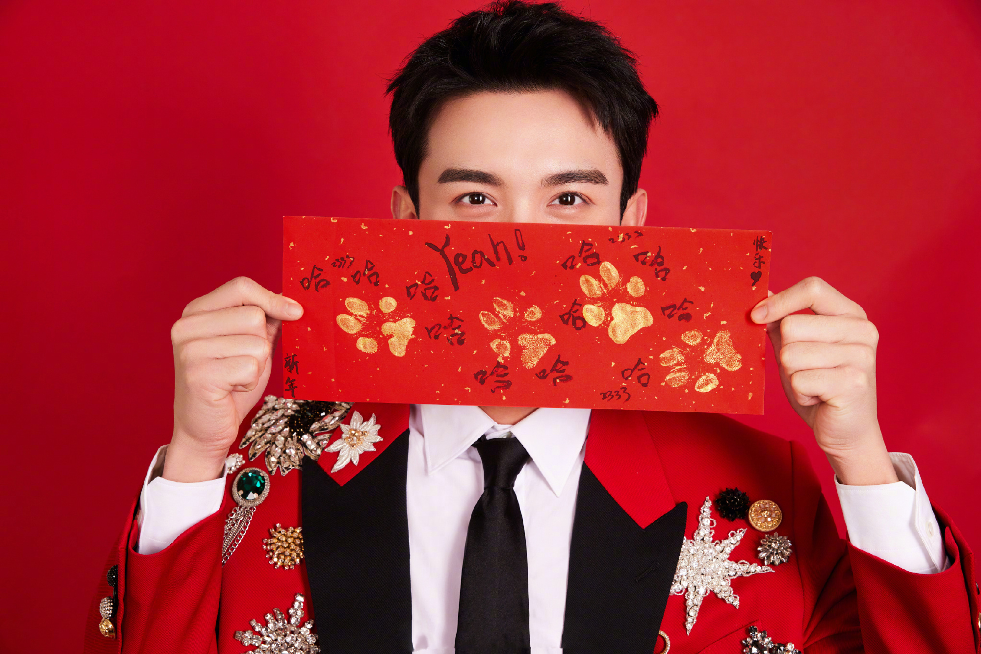 吴磊春晚第二套造型来自celine,红色短外夹克布满金属徽章_高清图集