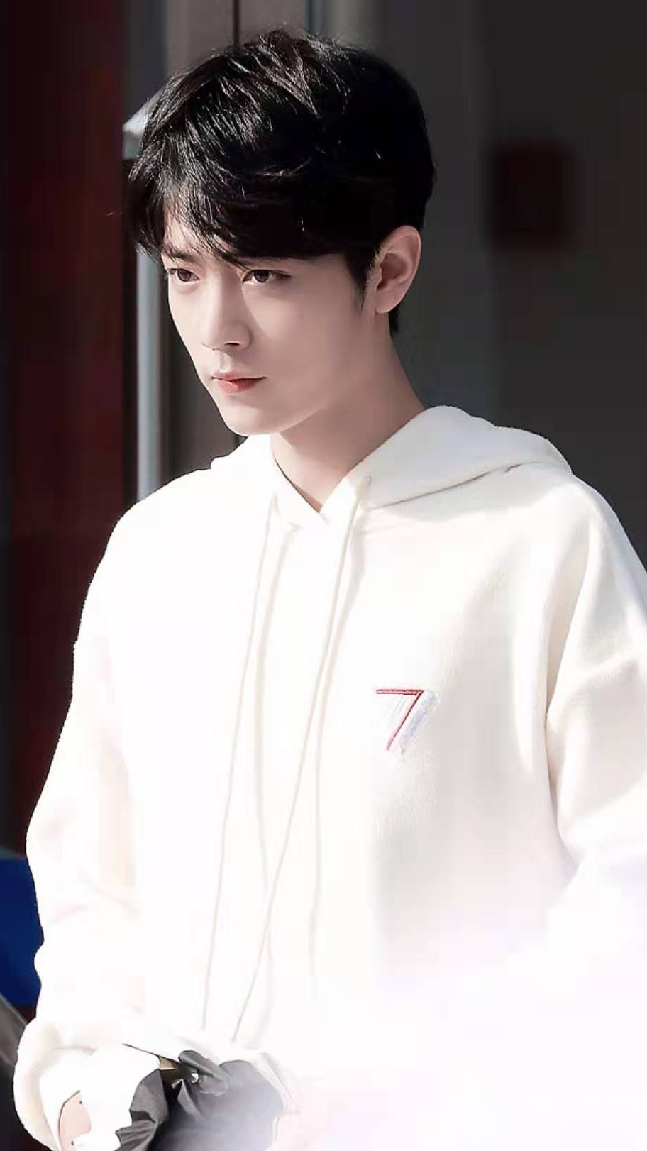 肖战下班照,白色卫衣搭配牛仔裤,清爽又帅气!