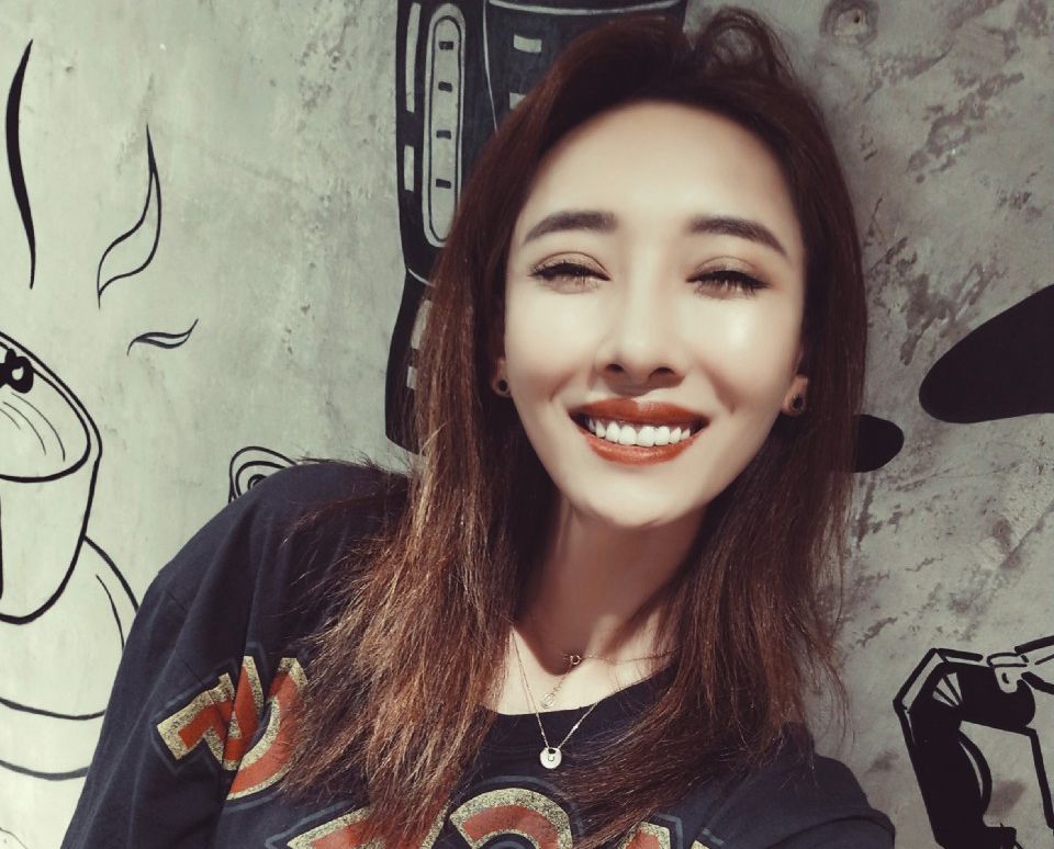 中超"恶人"名模娇妻刷脸卖货 曾与朱丹同台亮相某综