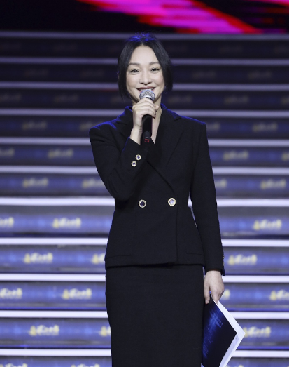 周迅亮相武汉日夜首映妆容精致气质端庄