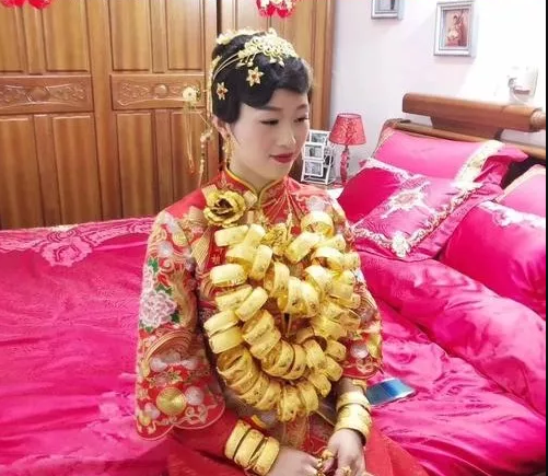 福建广东的新娘，在身上挂这么多黄金的真实用意何在？休闲区蓝鸢梦想 - Www.slyday.coM